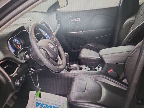 Used 2022 Jeep Cherokee Limited image 7