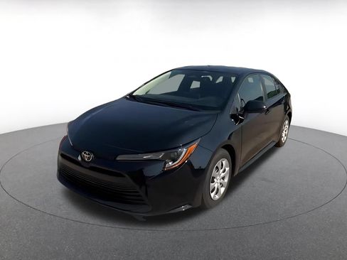 Used 2025 Toyota Corolla LE FWD image 7