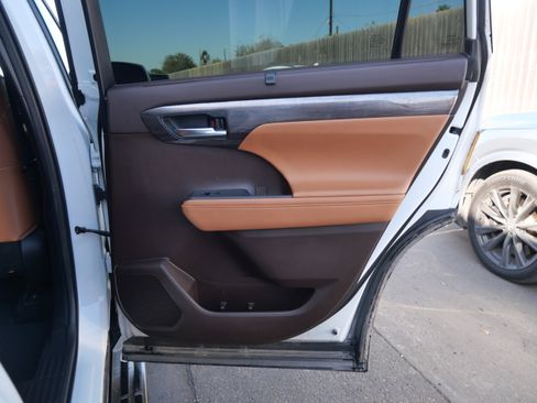 Used 2021 Toyota Highlander Platinum image 10