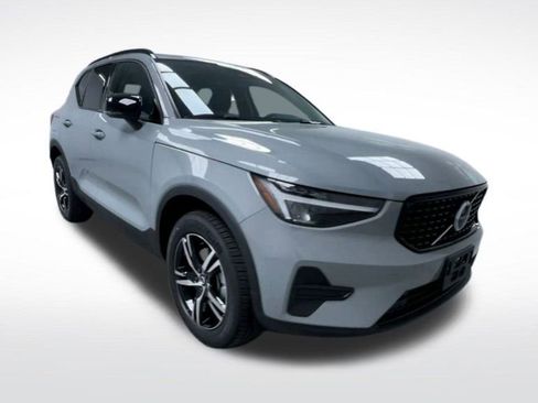 New 2026 Volvo XC40 B5 Core w/ Climate Package image 19