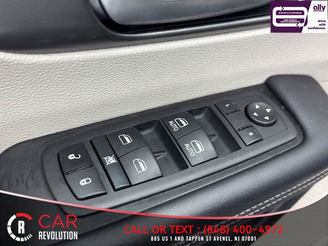 Used 2023 Chrysler Pacifica Touring-L FWD image 42