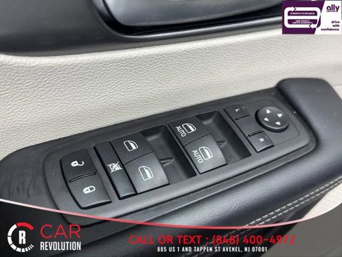 Used 2023 Chrysler Pacifica Touring-L FWD image 42