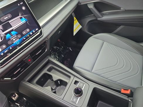 New 2026 Volkswagen Tiguan SE R-Line FWD image 23