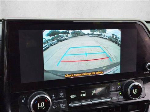 Used 2024 Toyota Highlander XLE FWD image 13