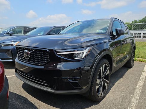 Used 2024 Volvo XC40 B5 Plus w/ Protection Package Premier AWD/4WD image 2