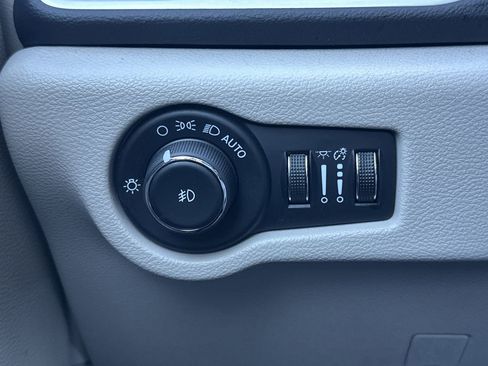 Used 2024 Chrysler Pacifica Touring-L image 11