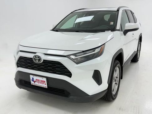 Used 2022 Toyota RAV4 XLE w/ Convenience Package FWD image 4