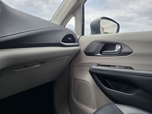 Used 2023 Chrysler Pacifica Touring-L FWD image 27