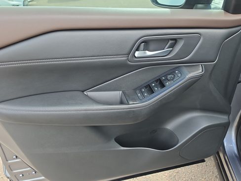 Used 2022 Nissan Rogue SV w/ SV Premium Package FWD image 18