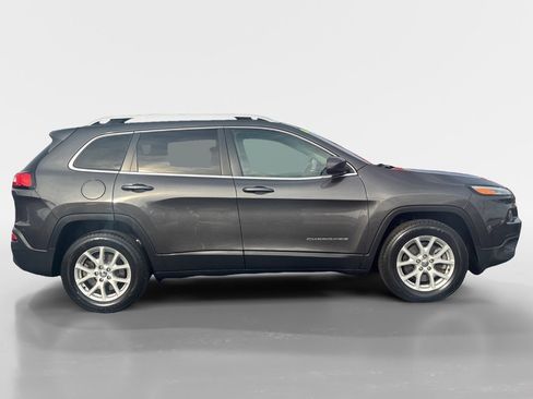 Used 2017 Jeep Cherokee Latitude w/ Safety/Convenience Group image 7