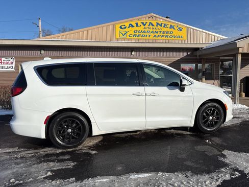 Used 2017 Chrysler Pacifica Touring image 4
