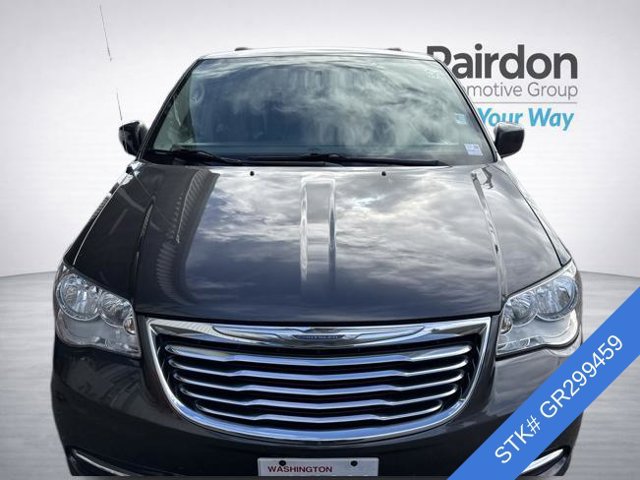 Used 2016 Chrysler Town & Country Touring FWD image 2