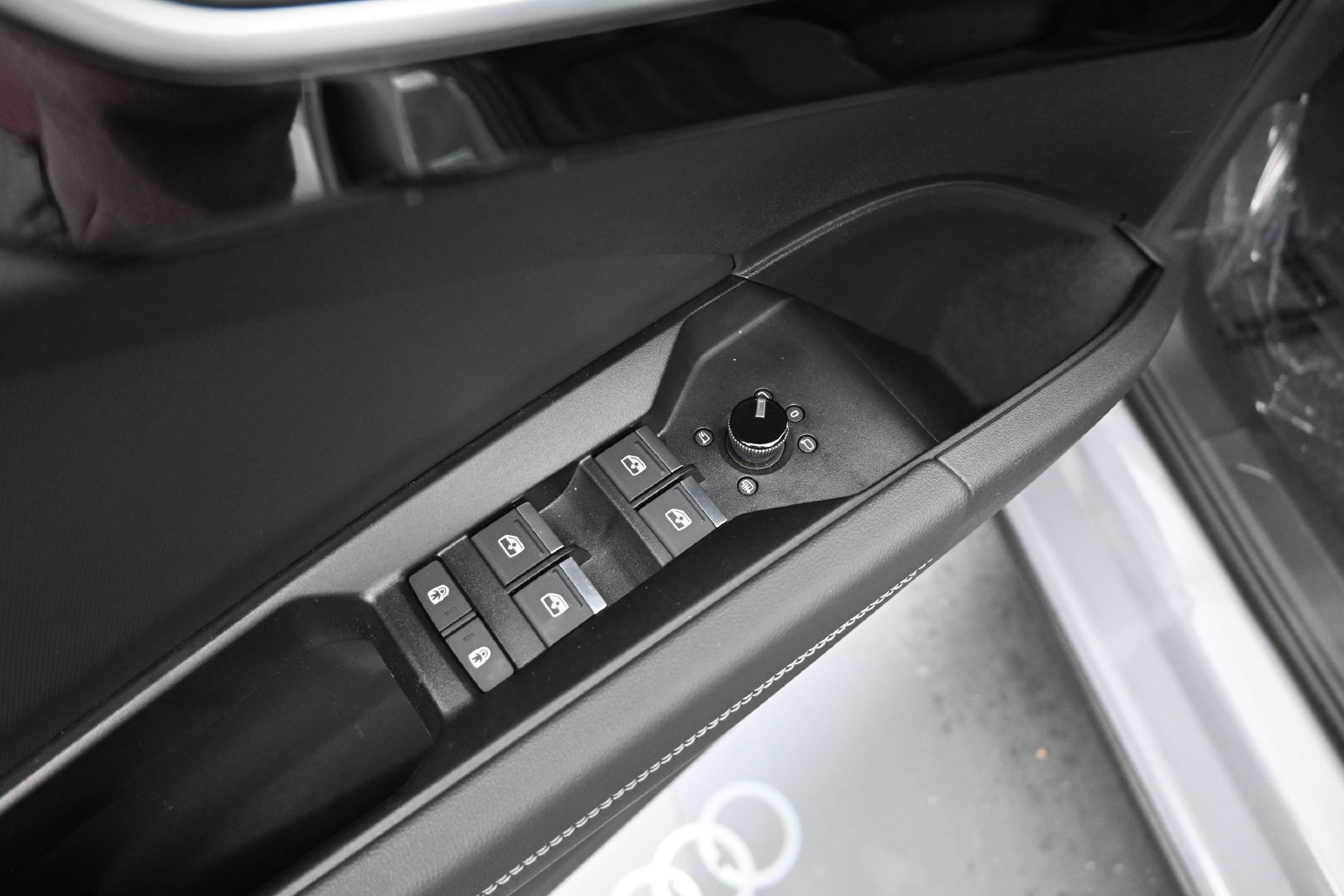 Used 2024 Audi Q4 e-tron Prestige AWD/4WD image 6