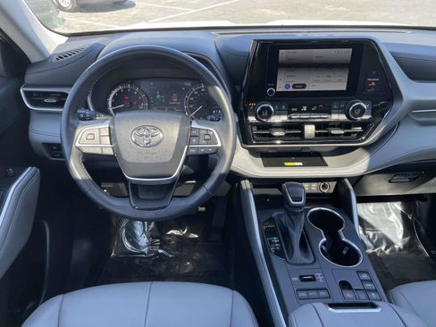 Used 2023 Toyota Highlander XLE AWD/4WD image 19
