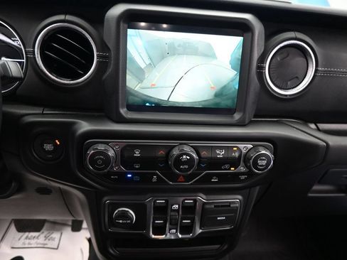 Used 2022 Jeep Wrangler Unlimited Sahara AWD/4WD image 15