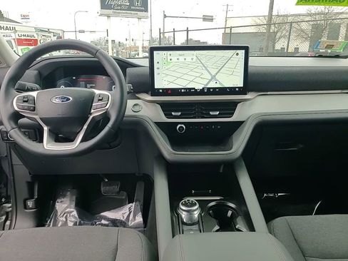 Used 2025 Ford Explorer Active AWD/4WD image 14