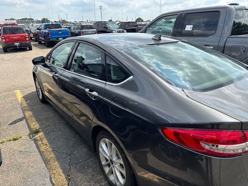 Used 2019 Ford Fusion SE FWD image 17
