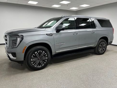 Used 2025 GMC Yukon XL Elevation AWD/4WD image 6