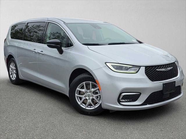 Used 2024 Chrysler Pacifica Touring-L FWD image 1