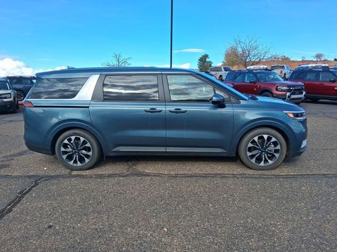 Used 2024 Kia Carnival EX image 6