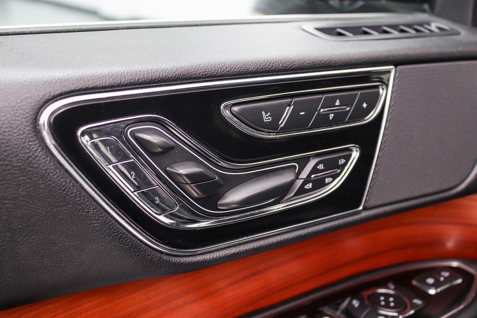 Used 2018 Lincoln Navigator Select w/ Technology Package RWD image 26