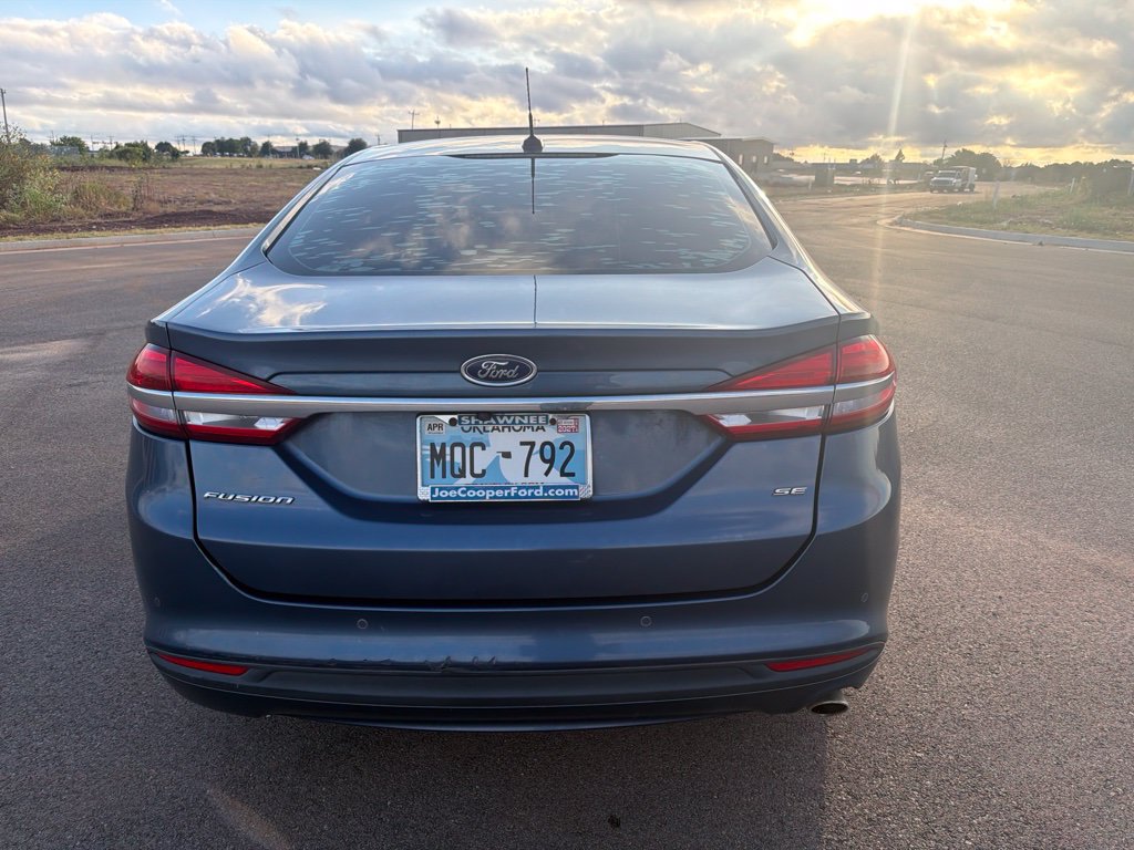 Used 2018 Ford Fusion SE w/ Fusion SE Technology Package FWD image 9