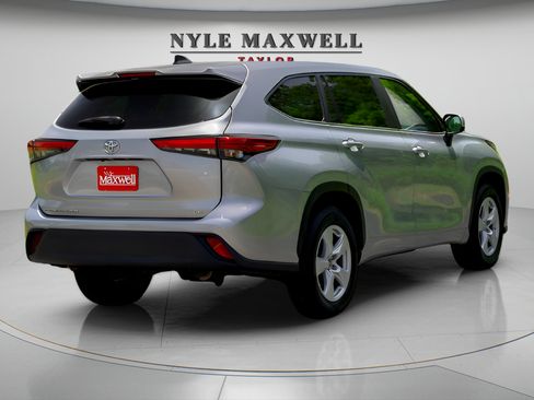 Used 2023 Toyota Highlander LE FWD image 7