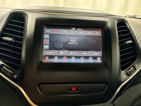 Used 2019 Jeep Cherokee Latitude Plus FWD image 17