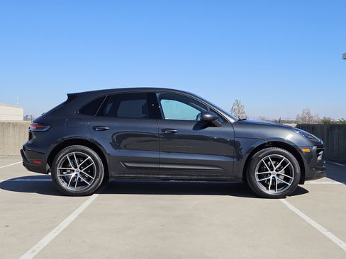 Certified 2025 Porsche Macan image 9