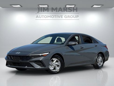 Used 2025 Hyundai Elantra SE FWD image 2