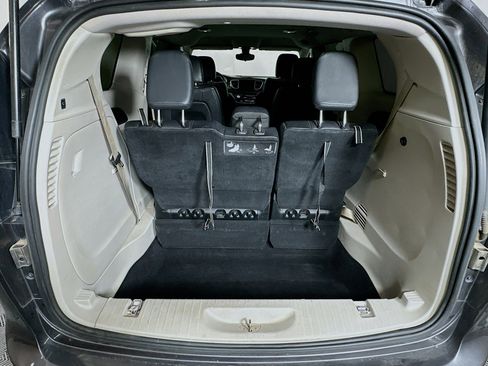 Used 2017 Chrysler Pacifica Touring-L w/ Tire & Wheel Group image 29