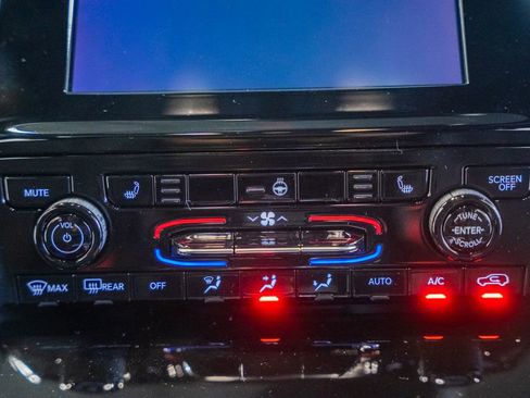 New 2025 Jeep Grand Cherokee Laredo X w/ Luxury Tech Group I image 23