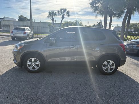 Used 2021 Chevrolet Trax LS FWD image 3