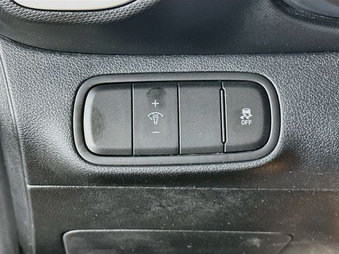 Used 2025 Hyundai Venue SEL FWD image 17