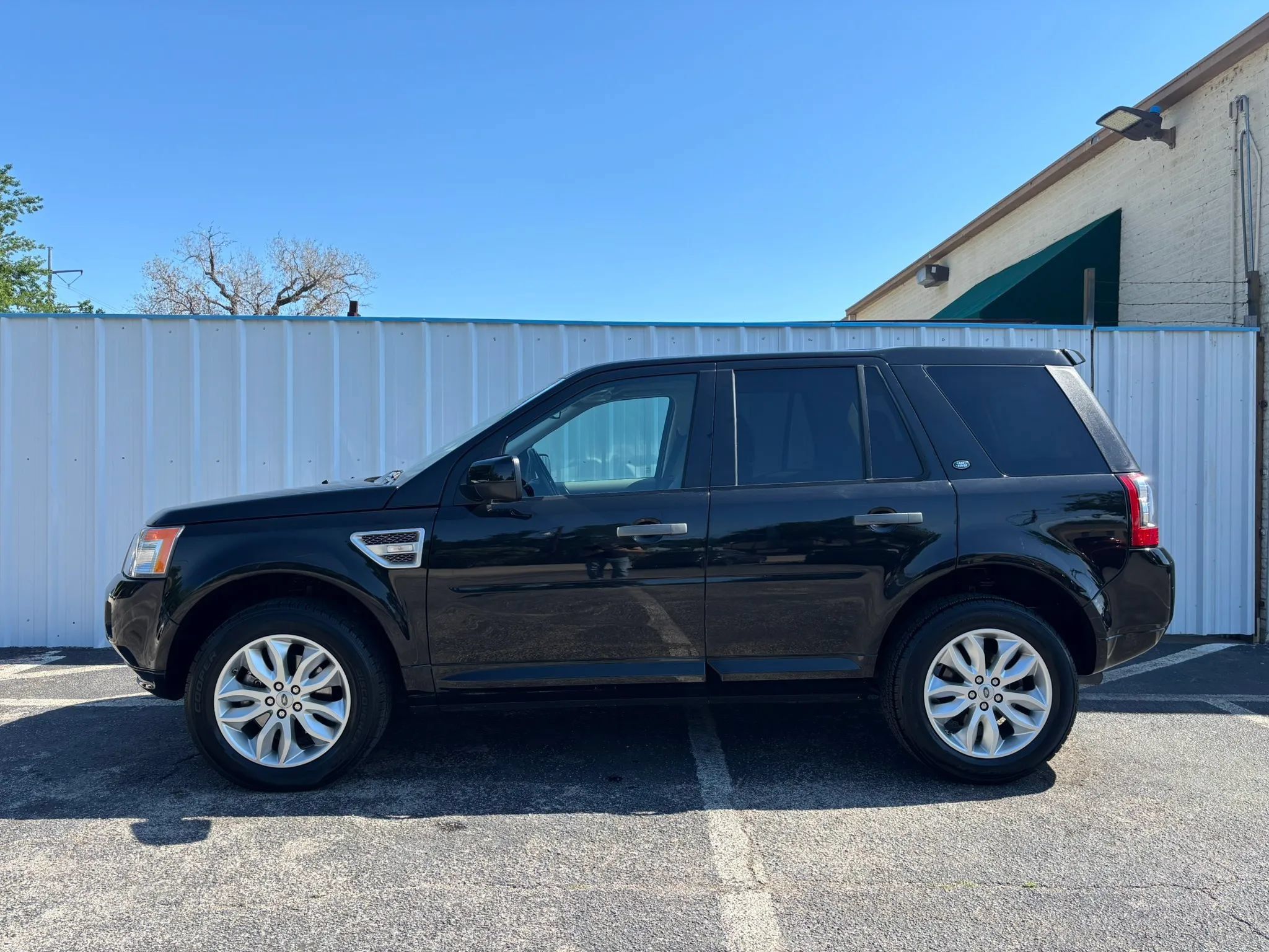 Used 2011 Land Rover LR2 HSE AWD/4WD image 2