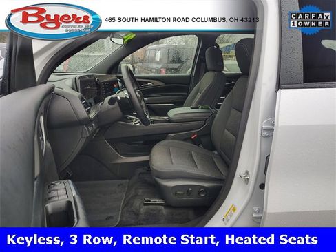 Used 2025 Chevrolet Traverse LT image 2
