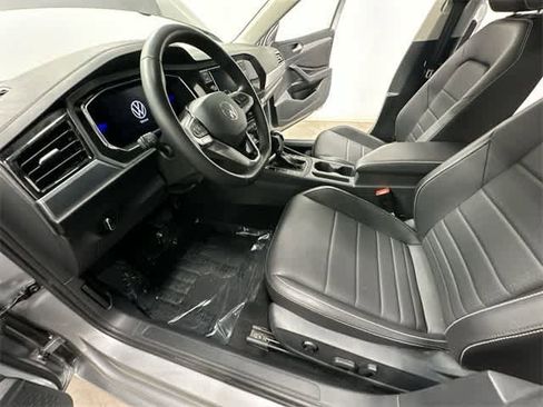 Certified 2023 Volkswagen Jetta SE w/ Panoramic Sunroof Package image 17