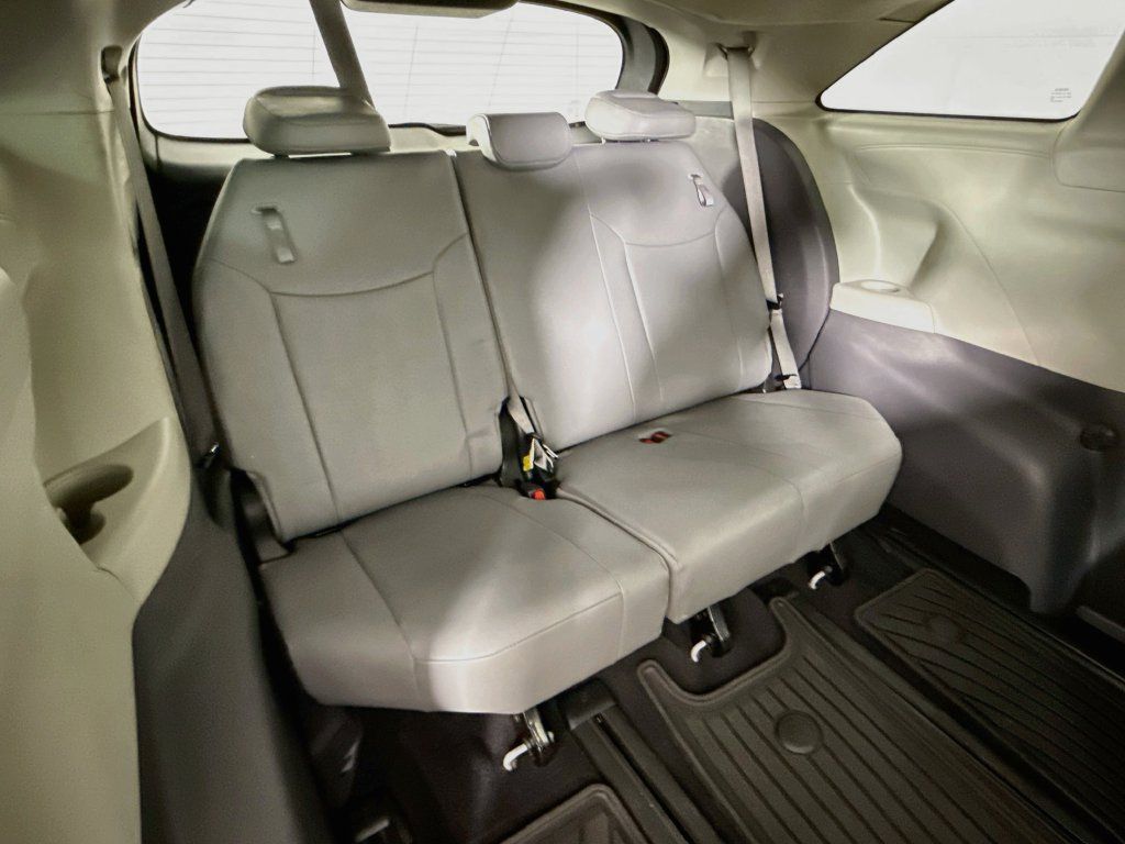 Used 2023 Toyota Sienna XLE AWD/4WD image 32