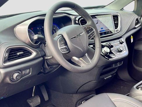 New 2026 Chrysler Pacifica Select image 9