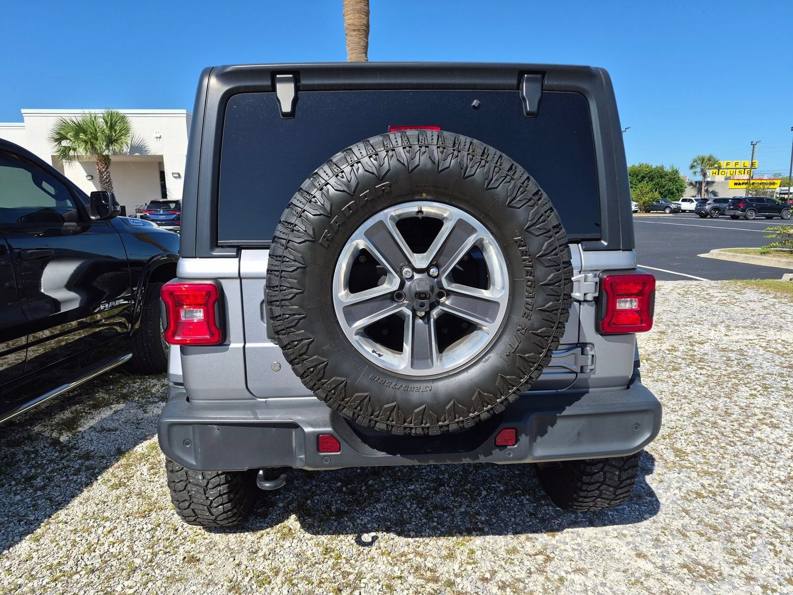 Used 2018 Jeep Wrangler Unlimited Sahara w/ LED Lighting Group AWD/4WD image 4