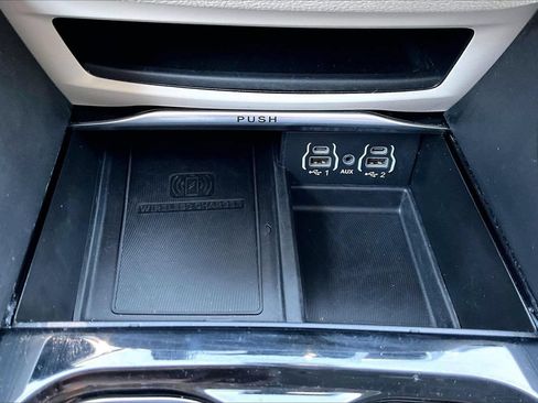 Used 2023 Chrysler Pacifica Limited FWD image 17