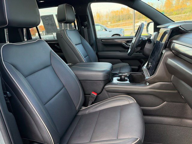 Used 2025 GMC Yukon XL Elevation w/ Technology Package AWD/4WD image 11