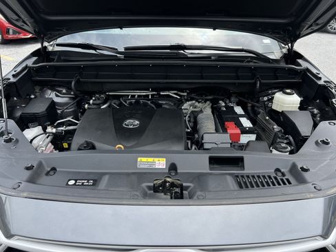Used 2022 Toyota Highlander XLE AWD/4WD image 28