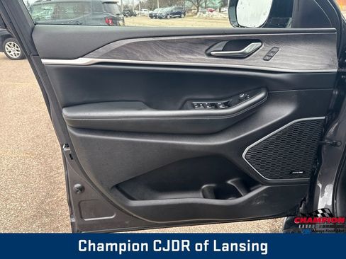 Used 2022 Jeep Grand Cherokee Limited image 11