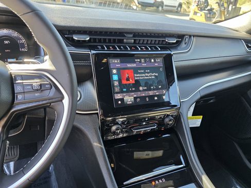 New 2025 Jeep Grand Cherokee Altitude image 15