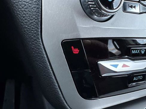 Used 2022 Ford Explorer XLT image 40