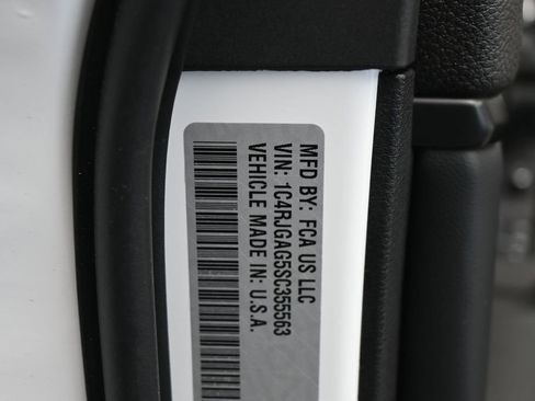 Used 2025 Jeep Grand Cherokee Laredo X RWD image 17