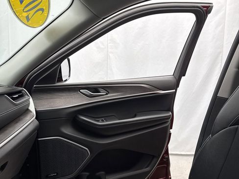 Used 2022 Jeep Grand Cherokee L Limited w/ Black Appearance Package image 24