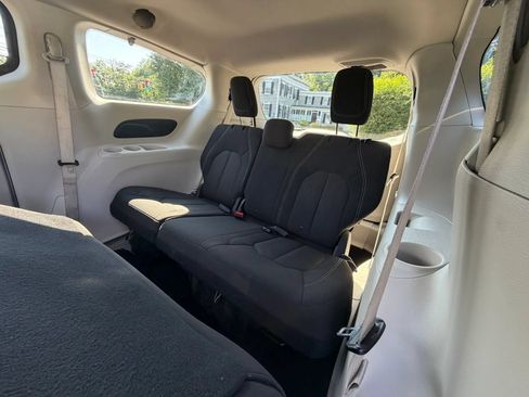 Used 2020 Chrysler Voyager L FWD image 19