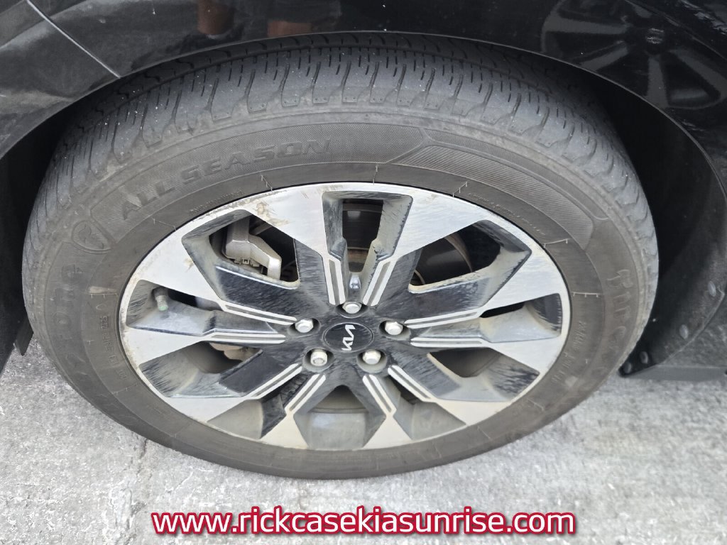 Used 2024 Kia Carnival EX FWD image 11